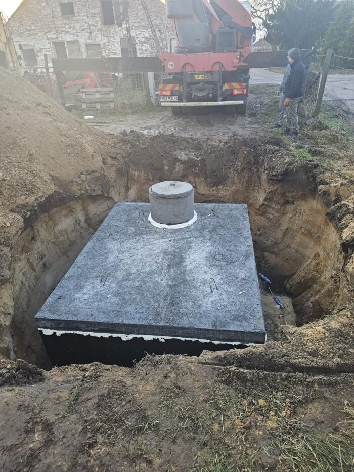Montáž těsné betonové jímky pomocí jeřábu HDS. Realizace pro klienta z Třinec