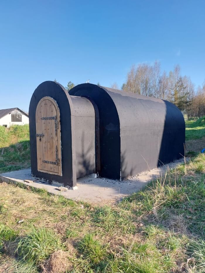 Hotový zahradní sklípek s předsíní, nainstalovaný na pozemku klienta v Třinec